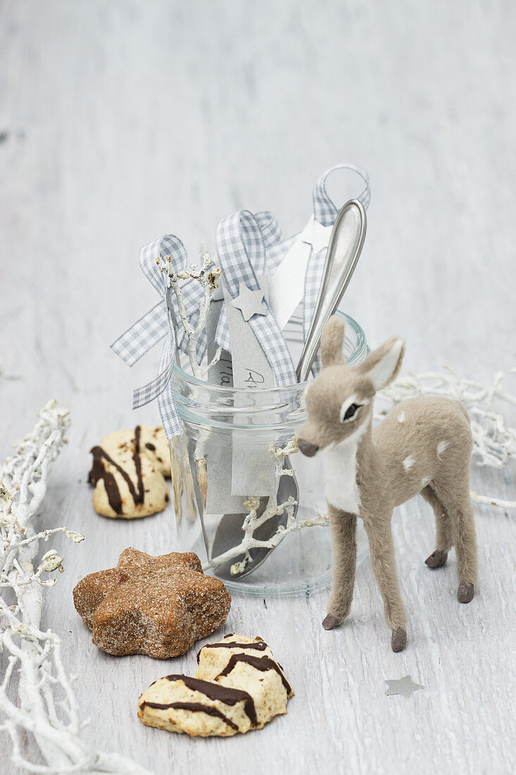 Besteck und DIY-Namensschildchen im Glas, Plätzchen und Rehfigur