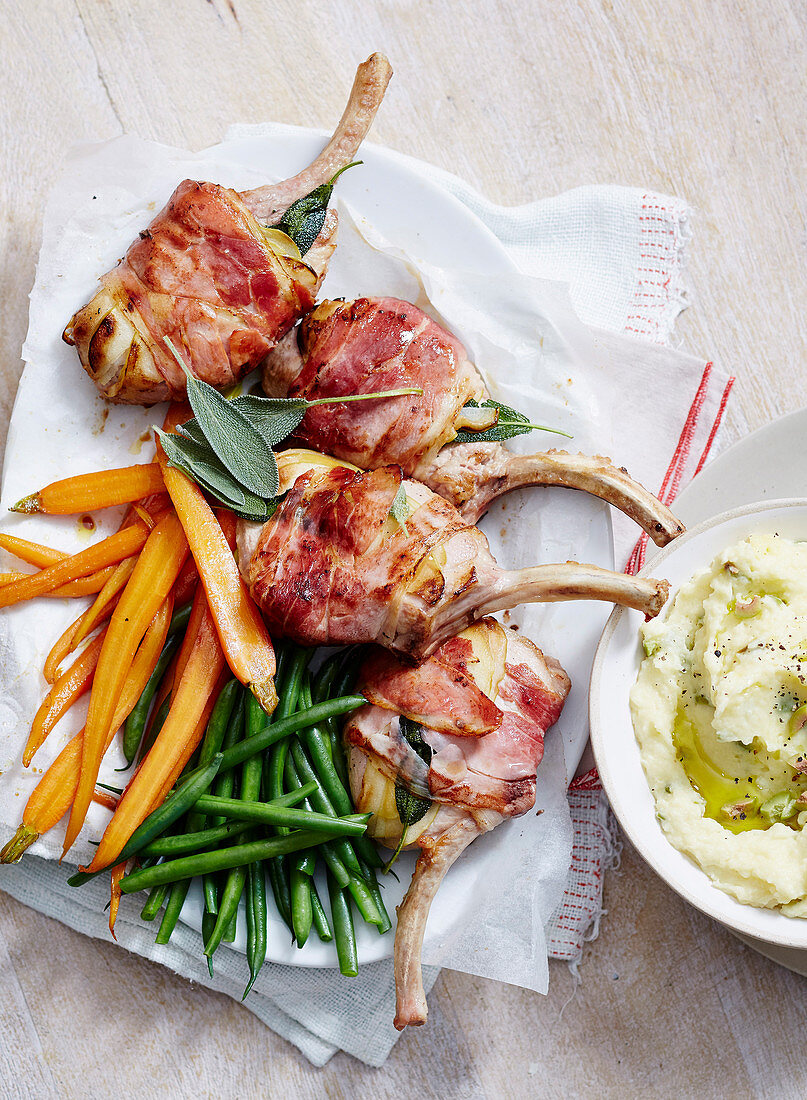Schweinekoteletts 'Saltimbocca' mit Gemüse und Kartoffelpüree
