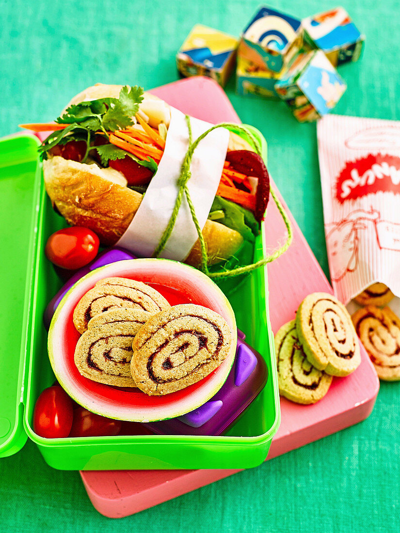 Veggie Sandwich und Spiralkekse mit Himbeermarmelade