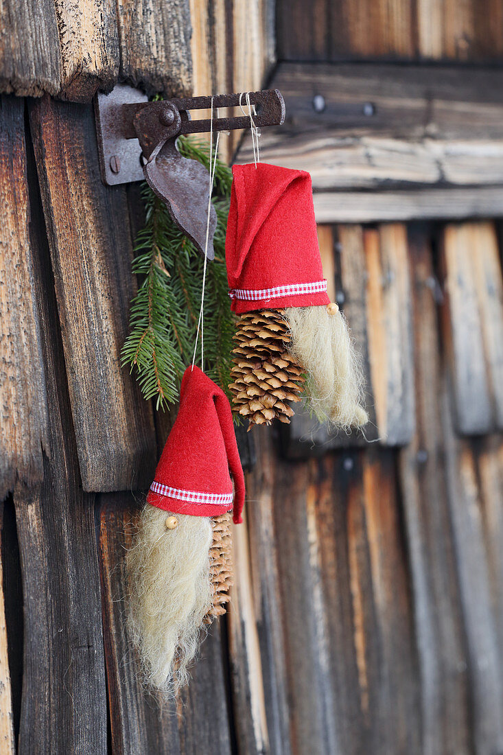 DIY-Wichtel aus Zapfen