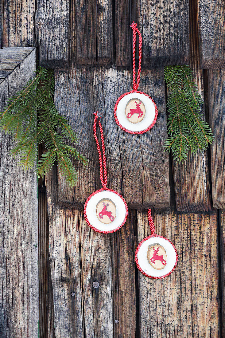 Christmas-tree decorations with deer motifs handmade from wood and felt