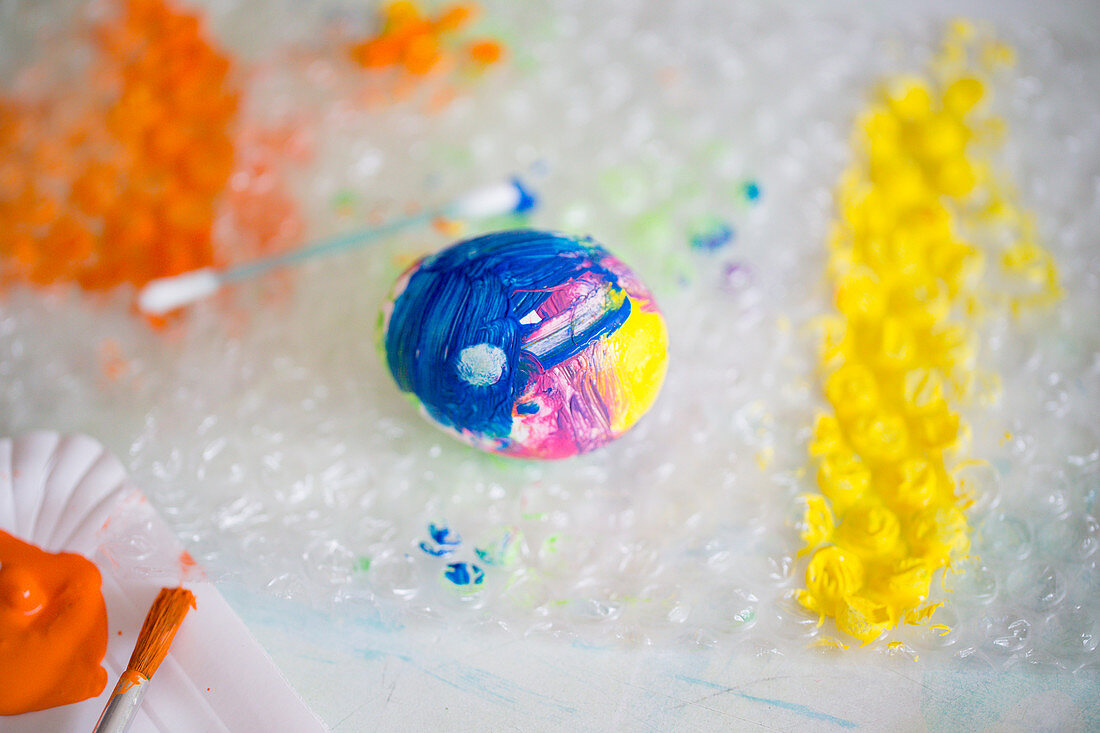 Decorating Easter egg using bubble wrap