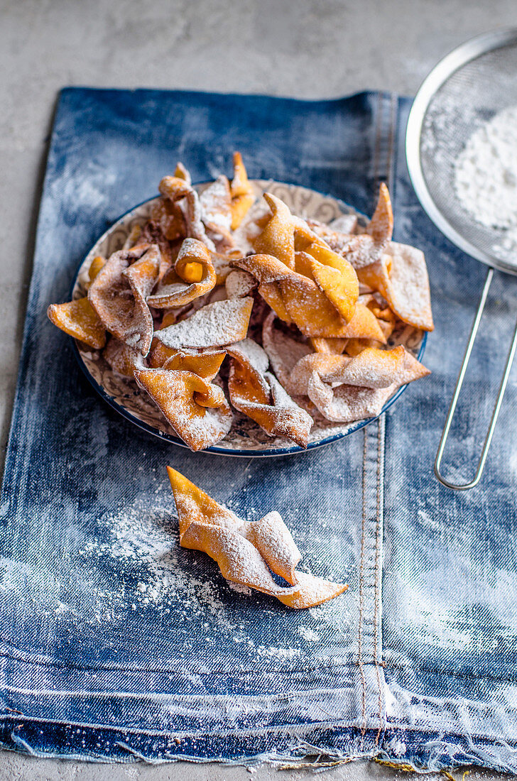 Knusprige Biscuits mit Puderzucker