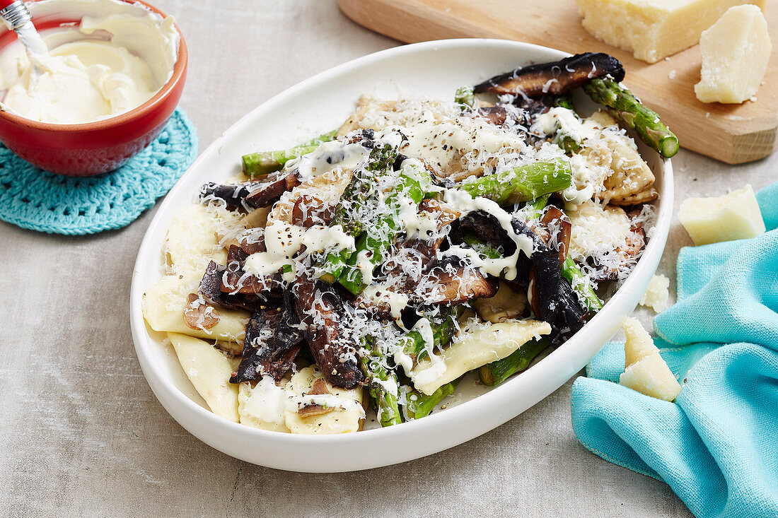 Agnolotti mit Spargel und Pilzen