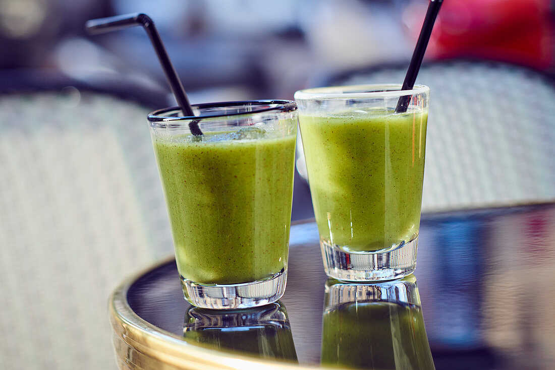 Green smoothies with kiwi, apple and cucumber