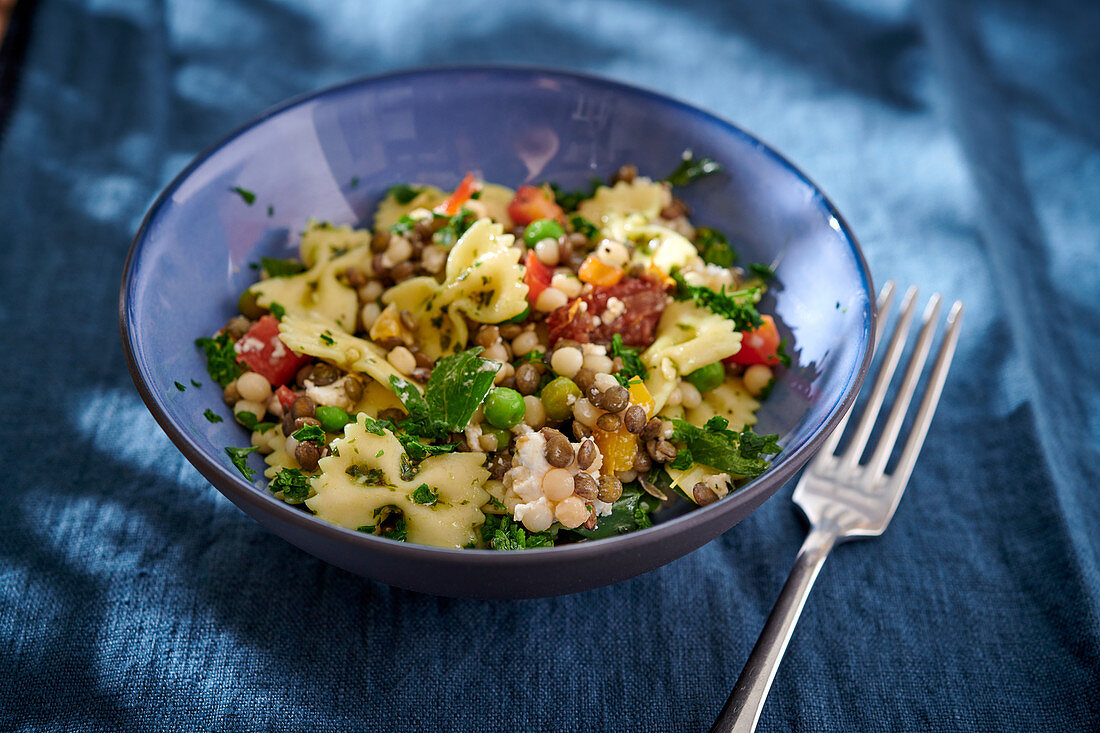 Pasta salad with lentils and goat's cheese