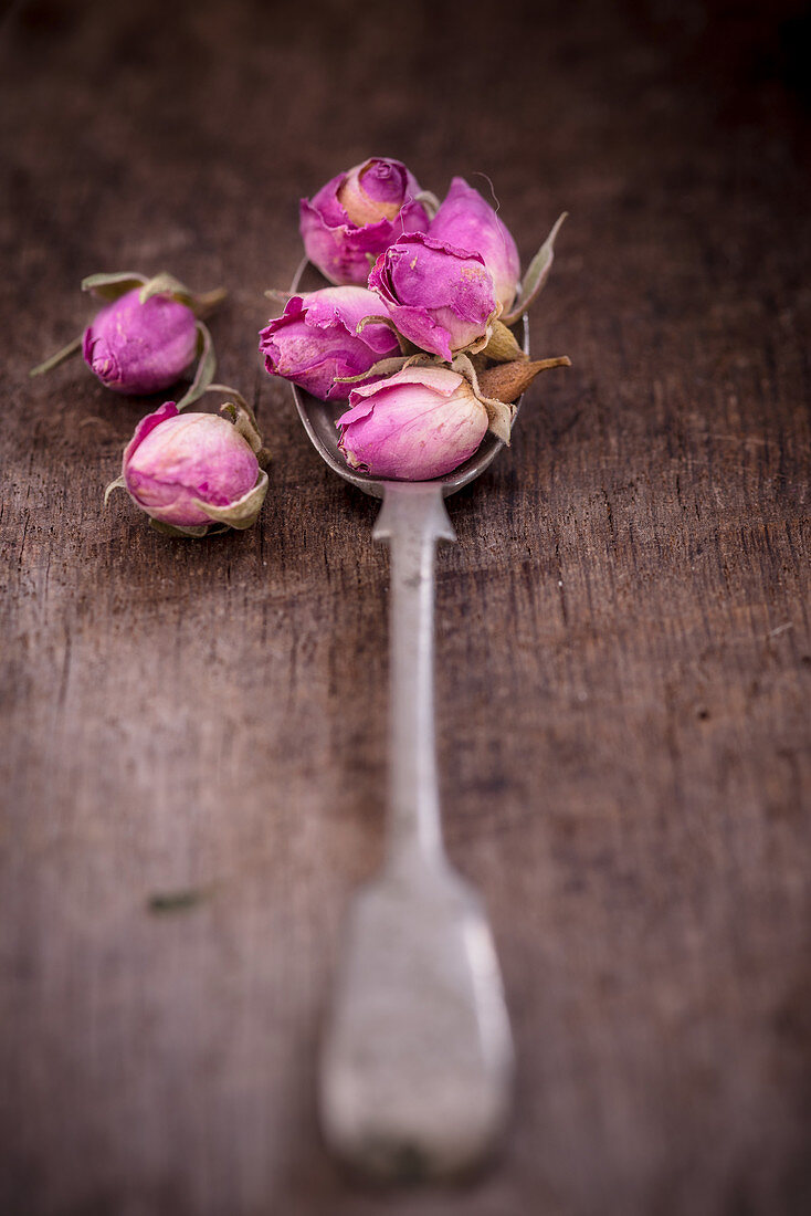 Getrocknete Rosenknospen auf Vintage-Löffel