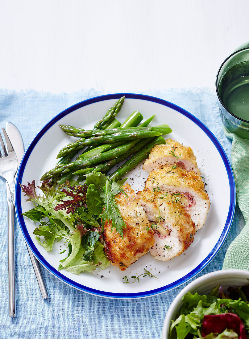 Cordon bleu vom Huhn mit Spargel und Salat