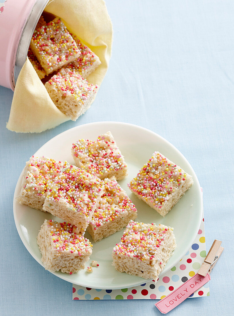 Marshmallow-Puffreis-Würfel mit bunten Zuckerperlen