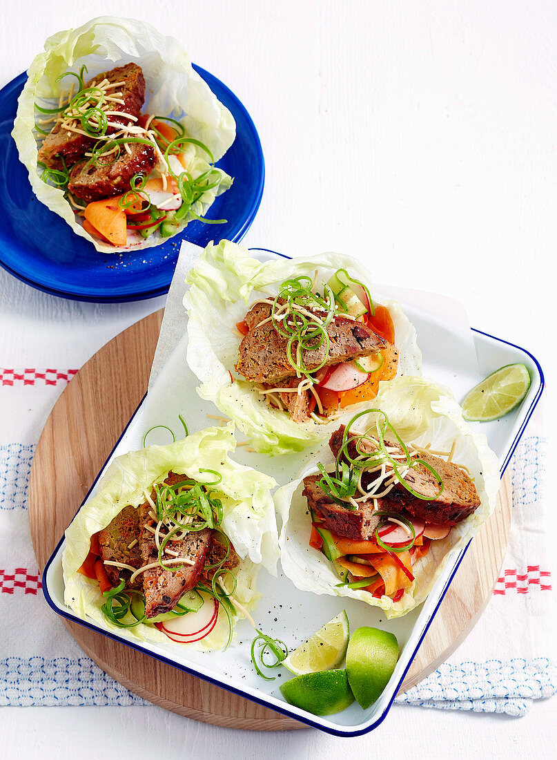 Char Siu glasierter Hackbraten mit Gemüse in Salatblättern