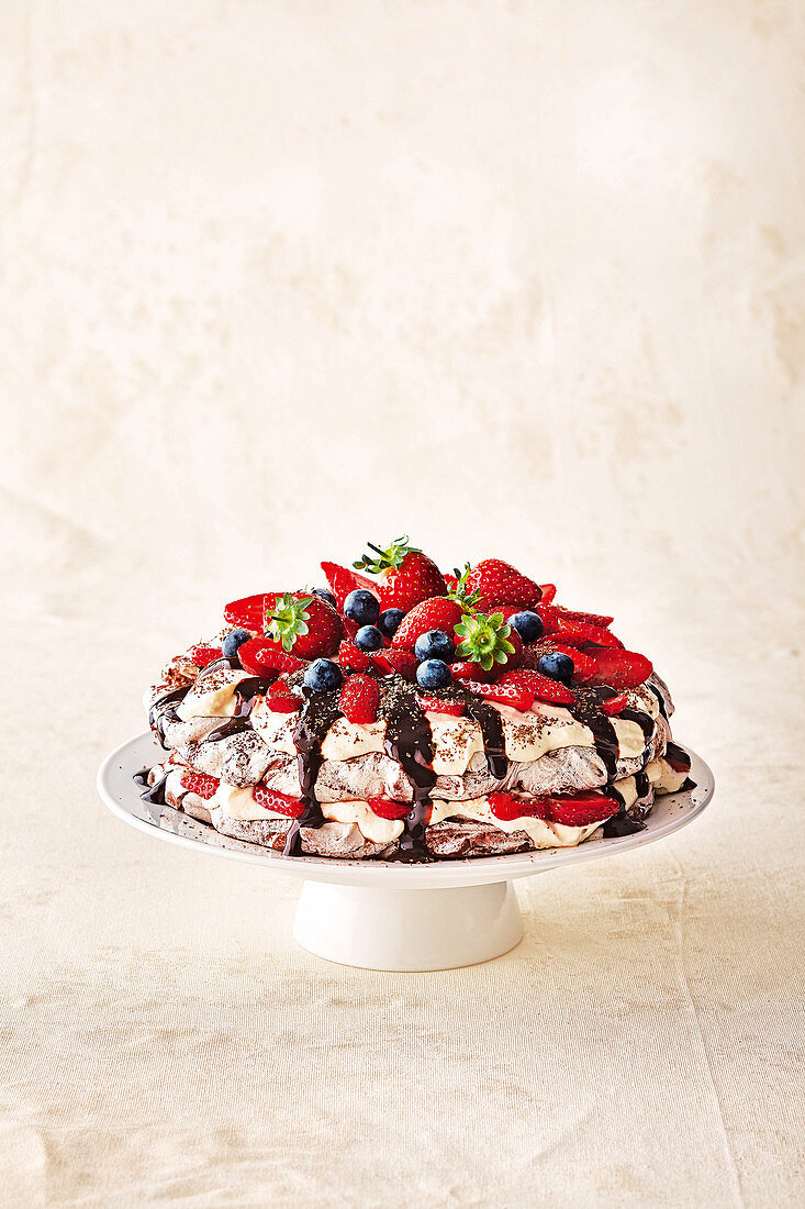 Low Fat Schokoladen-Pavlova mit Beeren