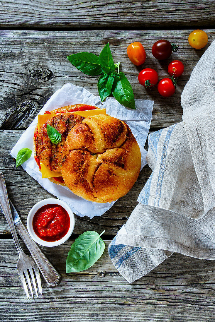 Fisch-Krabben-Burger mit würziger Tomatensauce und Basilikum