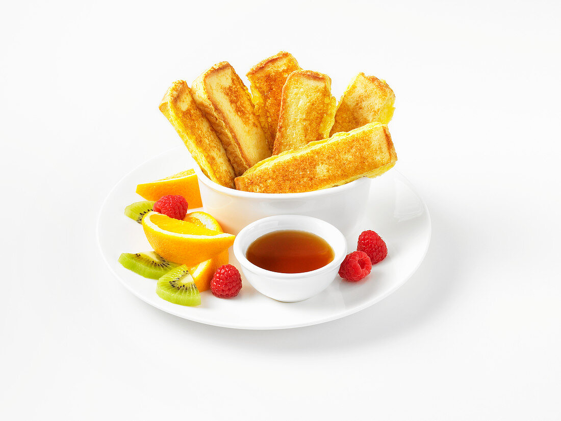 French Toast Sticks mit Früchten und Ahornsirup