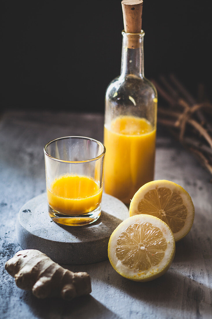 Detox-Ingwer-Shots mit Ingwersaft, Orangen-, Zitronensaft, Kurkuma und Chili