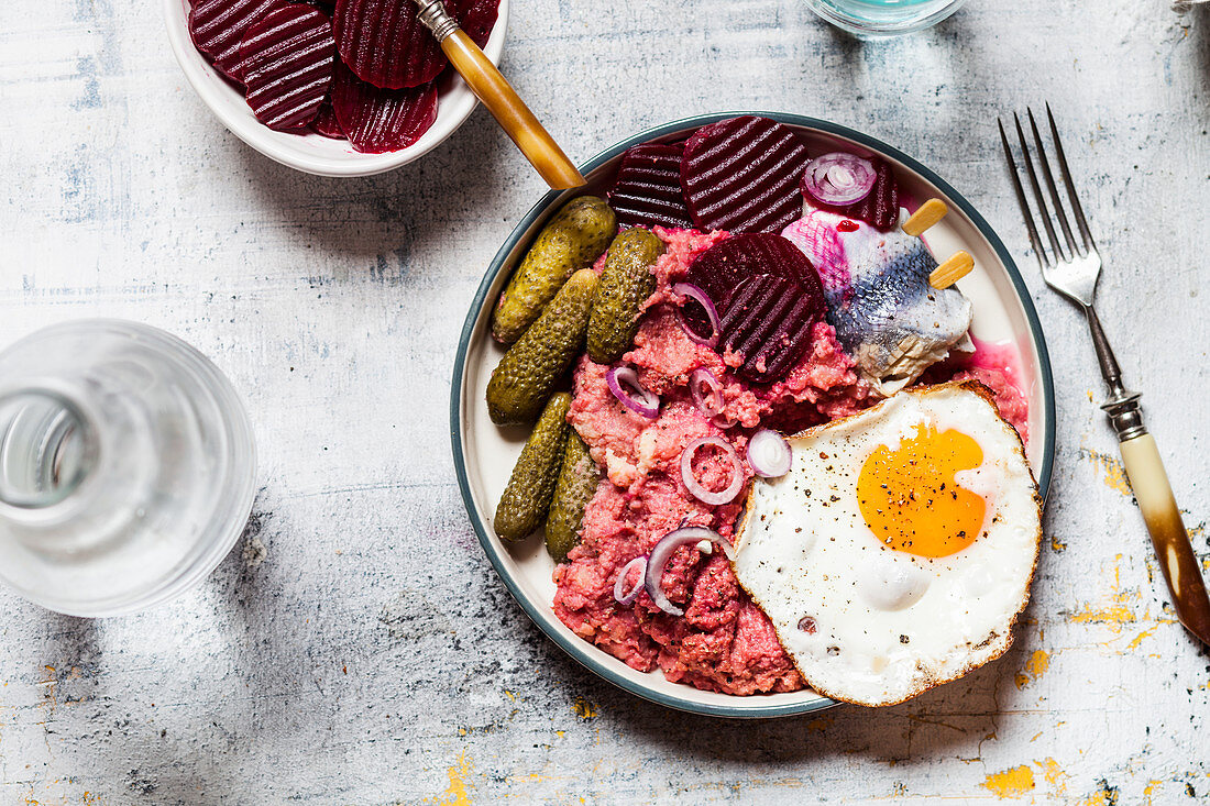 Labskaus mit Rollmops, Spiegelei, Rote Bete und Gewürzgürkchen