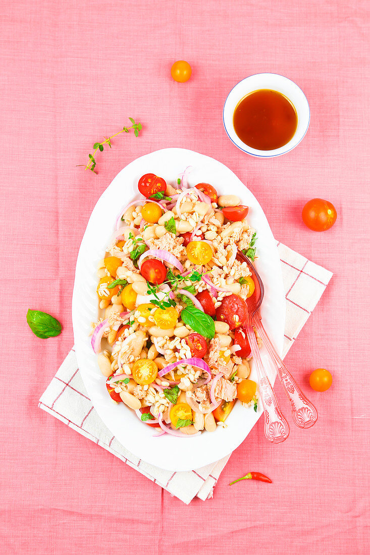 Cold barley salad with cannellini beans, tuna and cherry tomatoes