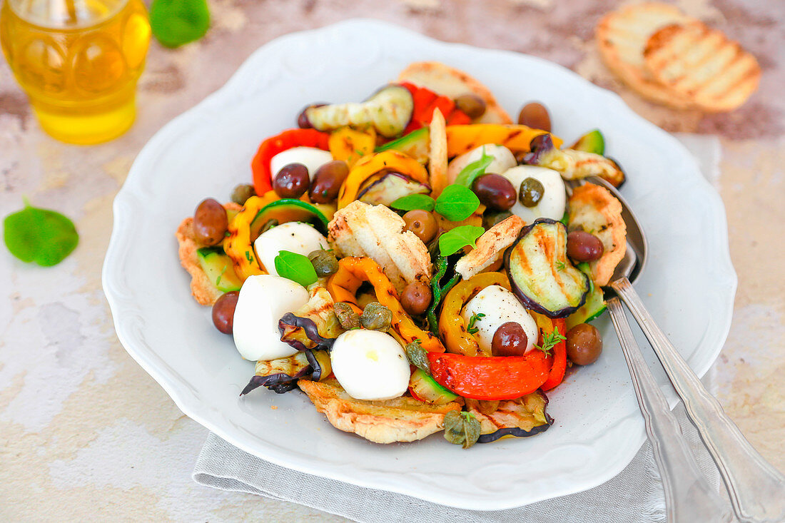 Gegrillter Gemüsesalat mit Oliven, Kapern und Minimozzarella