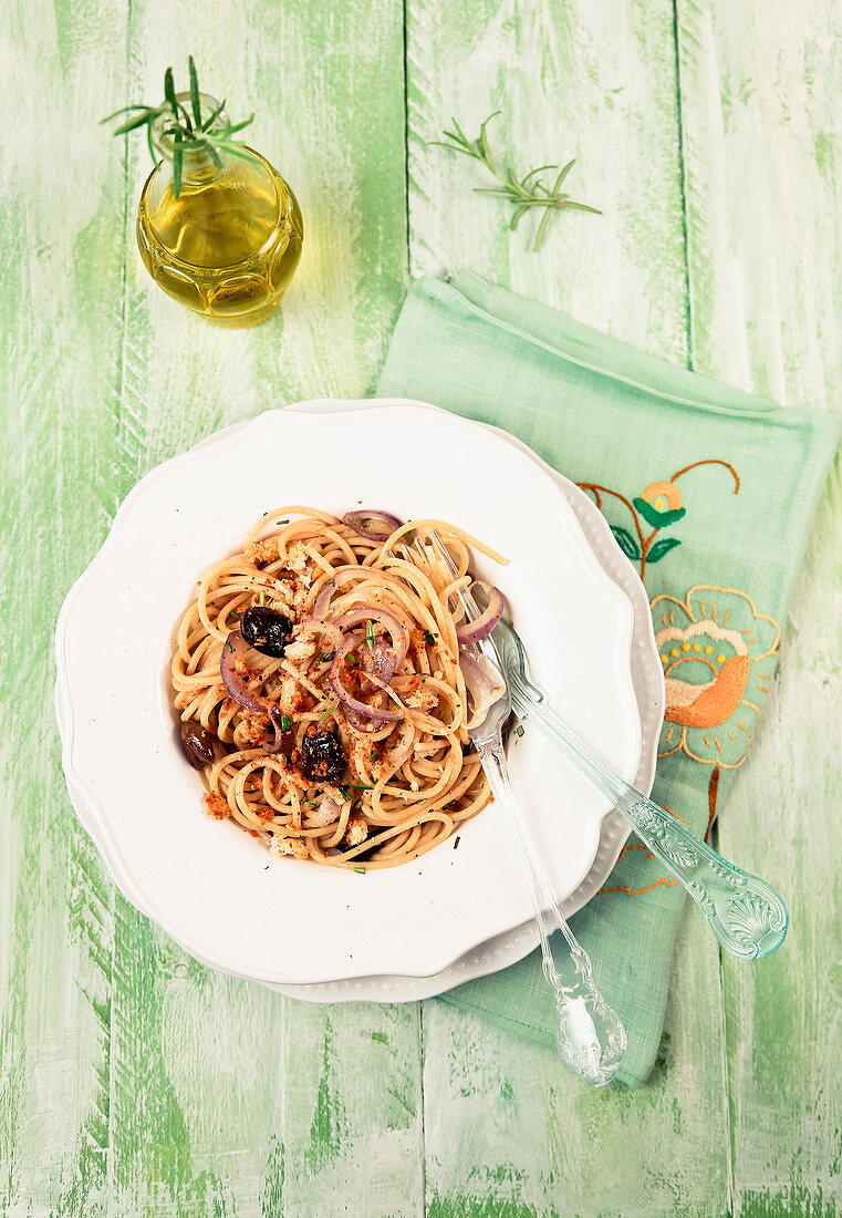 Spaghetti mit Zwiebeln, Semmelbröseln und schwarzen Oliven