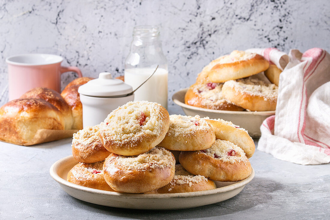 Mährische Kolatschen mit Hüttenkäse und Erdbeeren