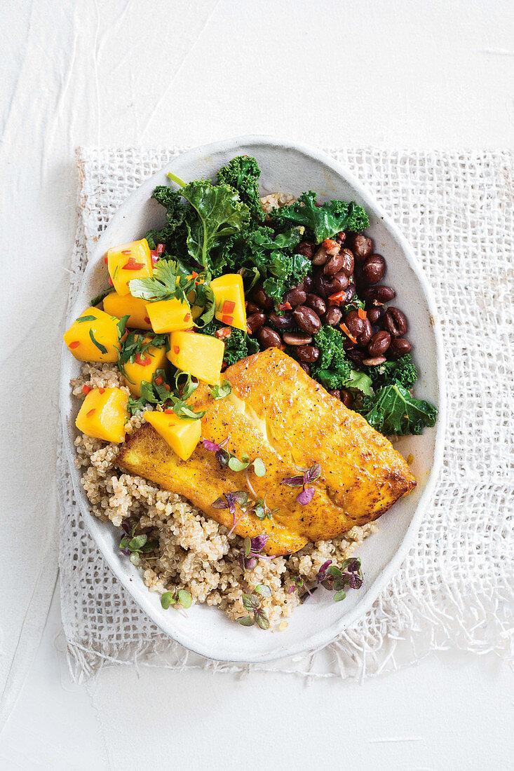 Mexikanische Bowl mit Kurkuma- Fisch und scharfer Mangosalsa (Low Carb)