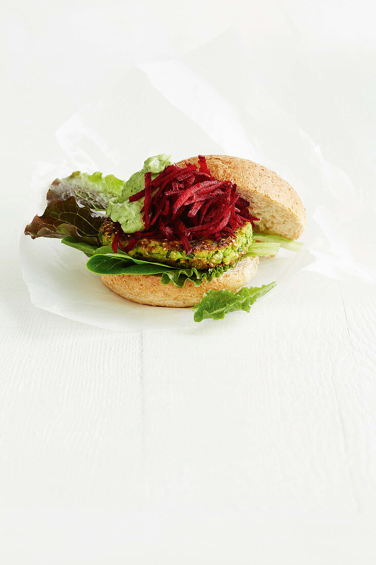 Ricotta-Erbsen-Burger mit Roter Bete und Avocadodressing