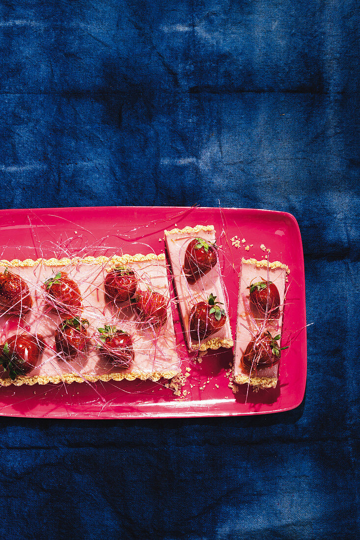 Erdbeer-Cheesecake ohne Backen, mit kandierten Erdbeeren