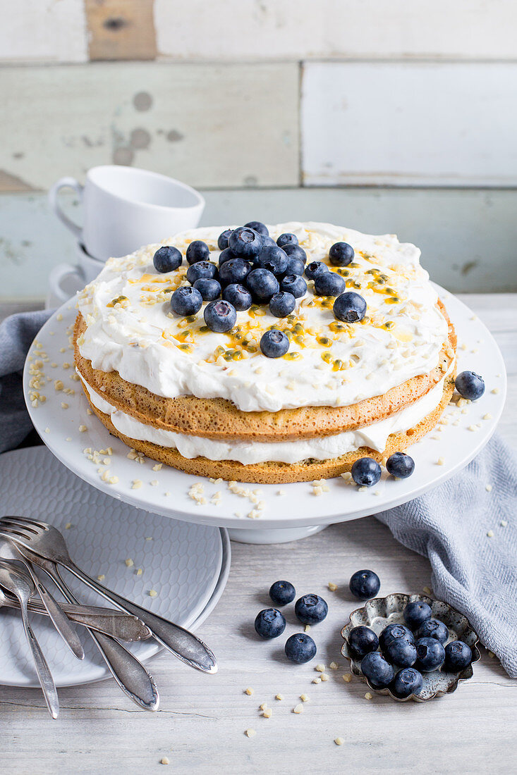 Maracuja-Blaubeer-Torte mit Sahne