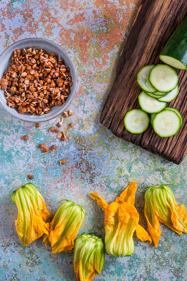 Zucchiniblüten, Linsen und Gurke