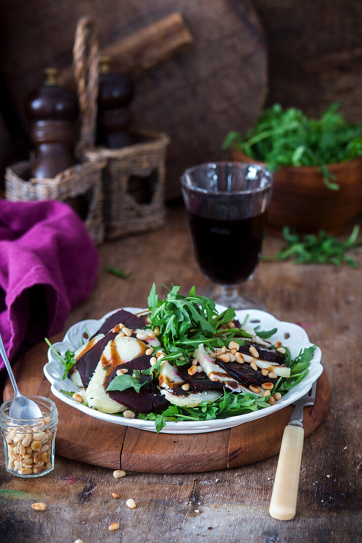 Salad with baked beetroot, rocket and homemade soft cheese