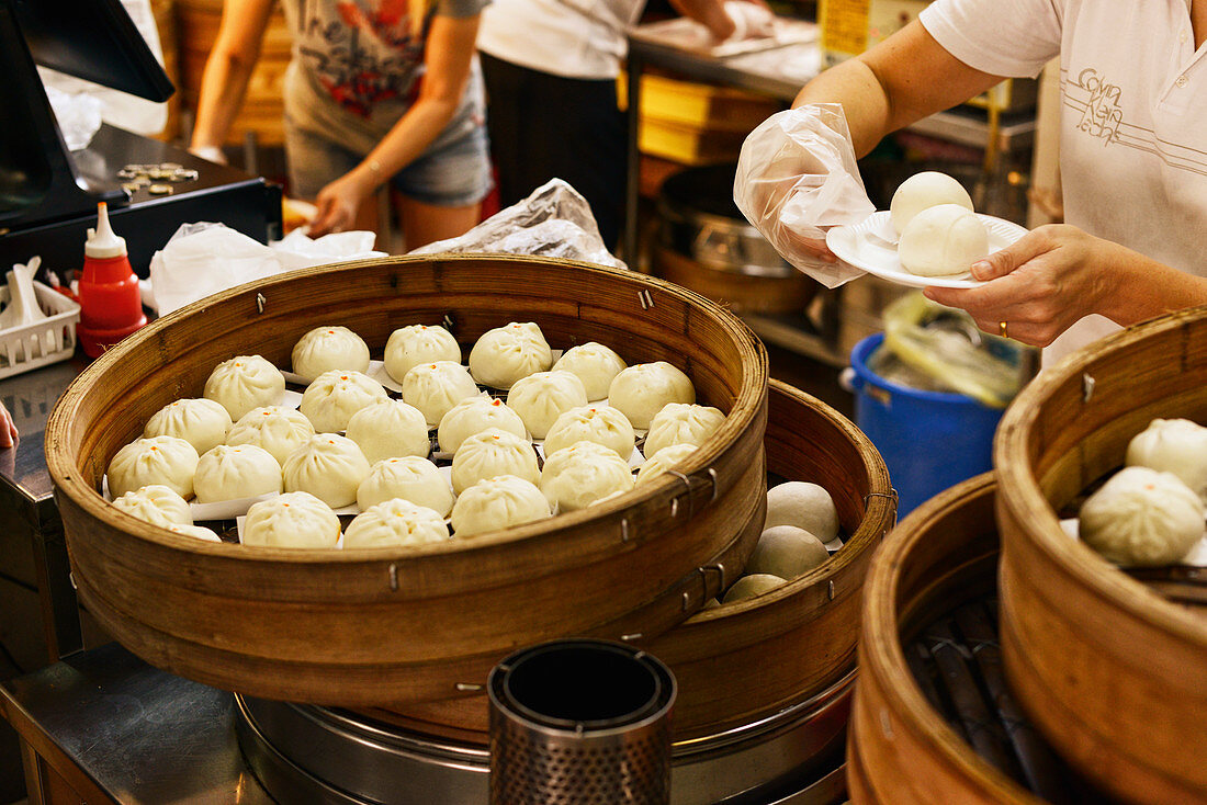 Baozi (gedämpfte Teigtäschchen) in Restaurantküche (Singapur)