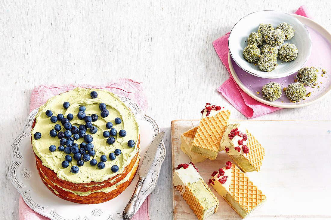 Süsse Rezepte mit Matcha: Schichttorte, Eissandwich und Energiekugeln