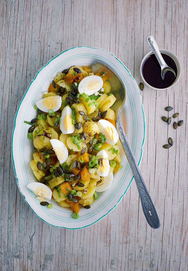 Steirischer Kartoffelsalat mit hartgekochten Eiern