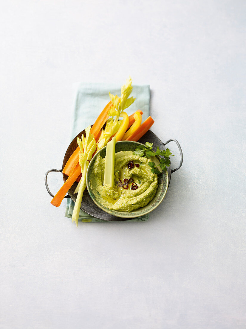 Green hummus with crunchy vegetables