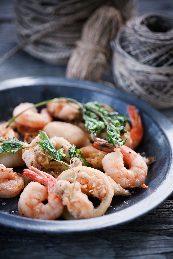 Fritto Misto mit Austern und Garnelen