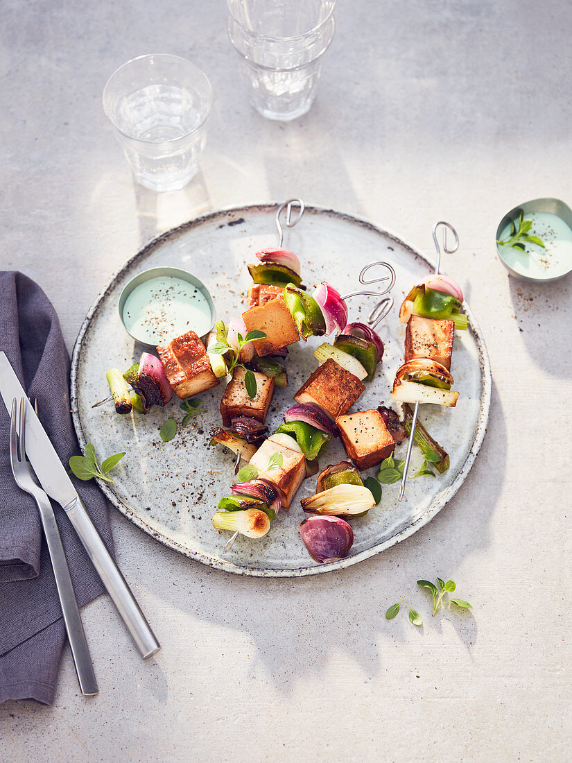 Gegrillte Gemüse-Tofu-Spieße