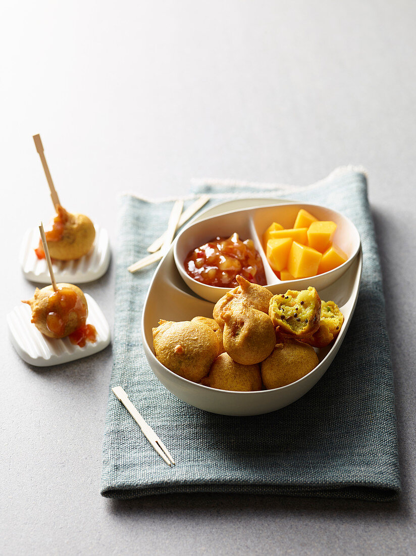 Indische Kartoffel-Bällchen mit Mangochutney und Mango