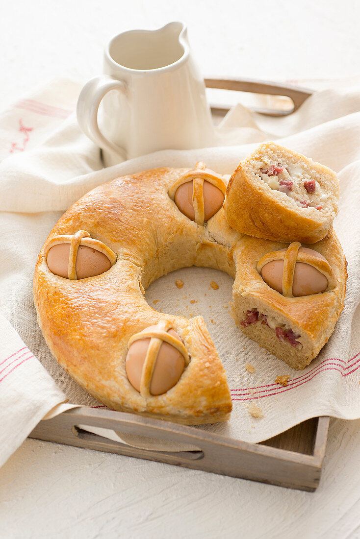 Casatiello sfogliato (Brot mit Salami-Käse-Füllung und Ei, Italien)