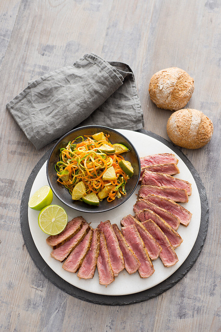 Limetten-Curry-Steak mit Zucchini-Möhren-Gemüse