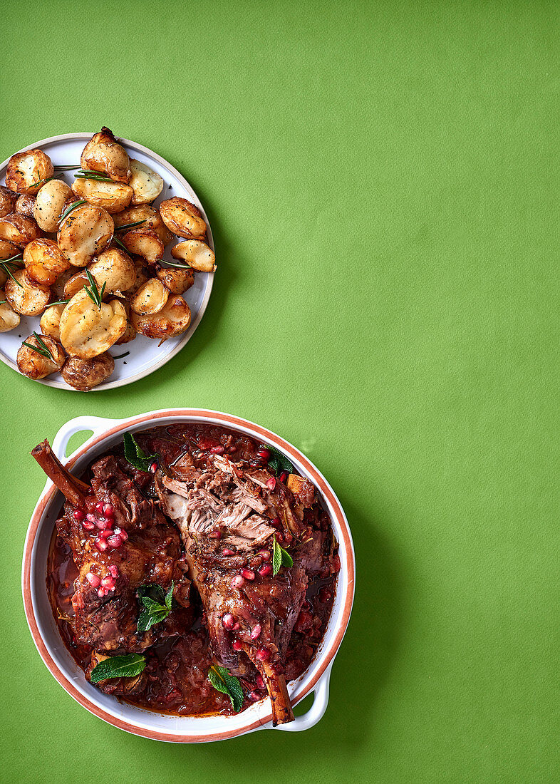 Würzige Lammkeulen mit Granatapfelkernen und Babykartoffeln