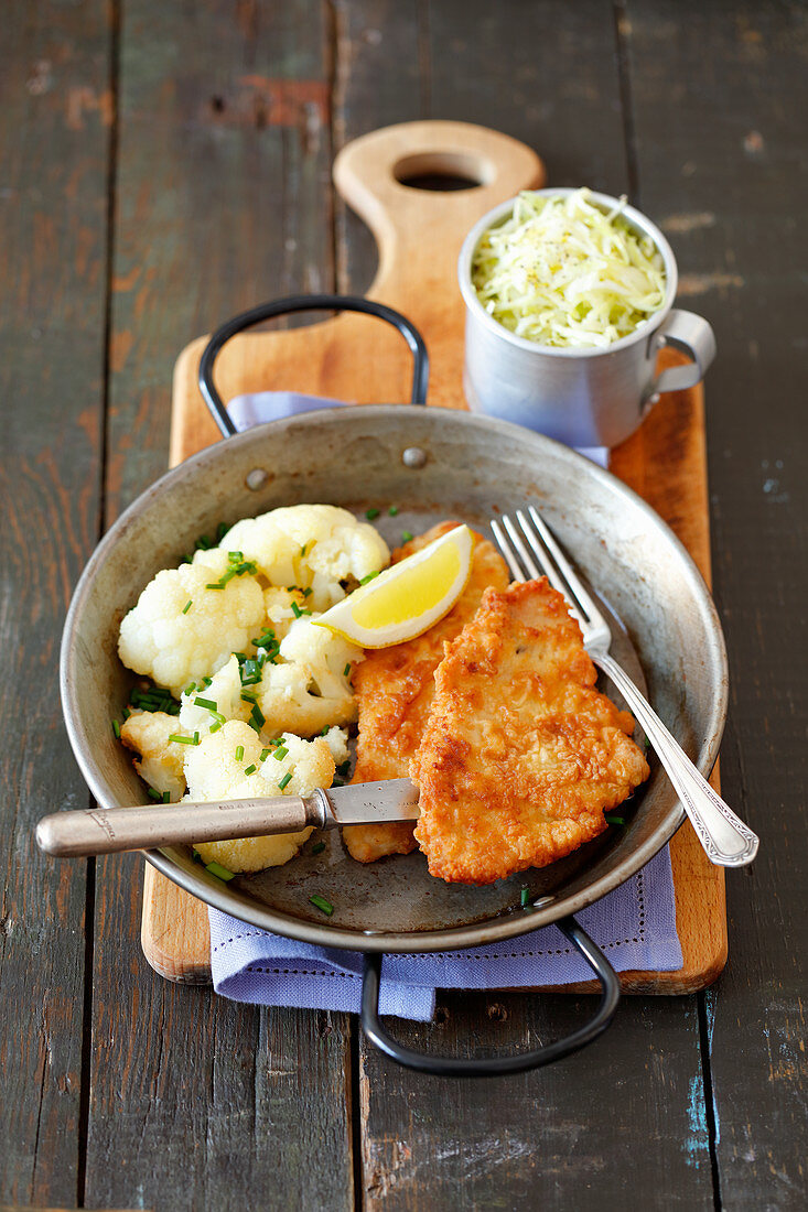 Putenschnitzel mit Blumenkohl und Krautsalat