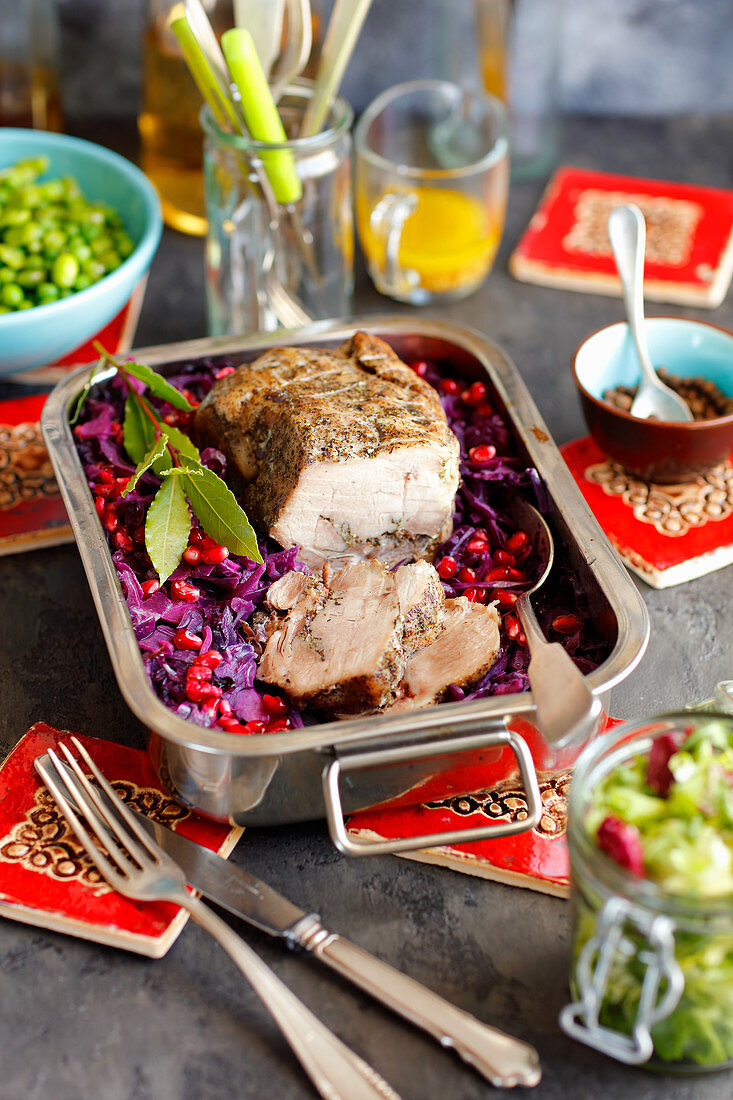 Gebackener Schweinenacken mit Rotkohl und Granatapfelkernen