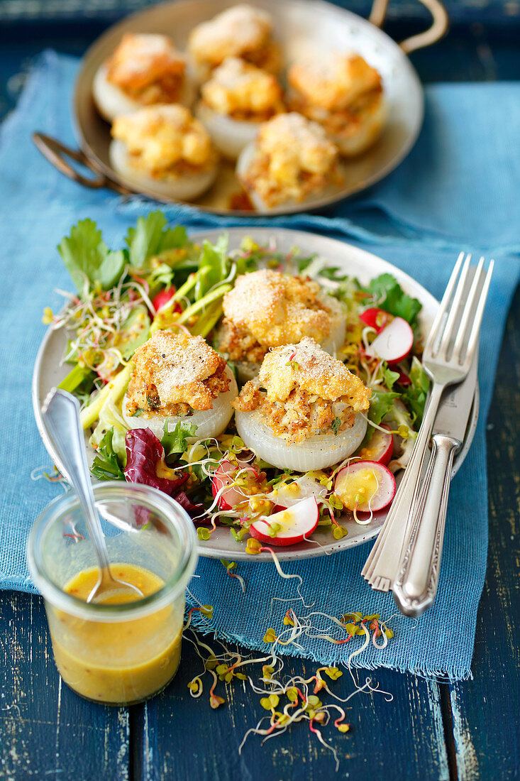 Gefüllte Zwiebeln mit Ei und Paniermehl auf Salat