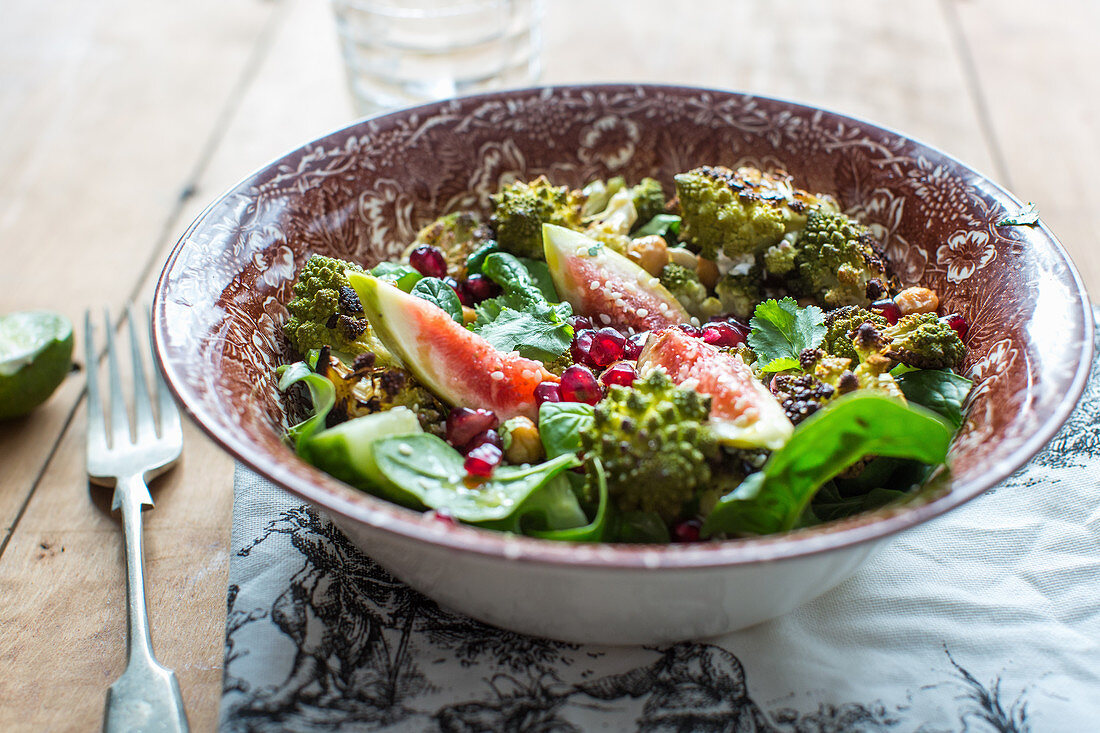 Salat mit geröstetem Romanesco, Spinat, Feigen und Granatapfelkernen