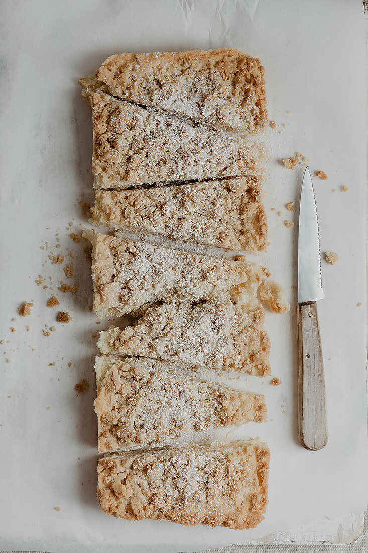 Crumble cake, sliced (top view)