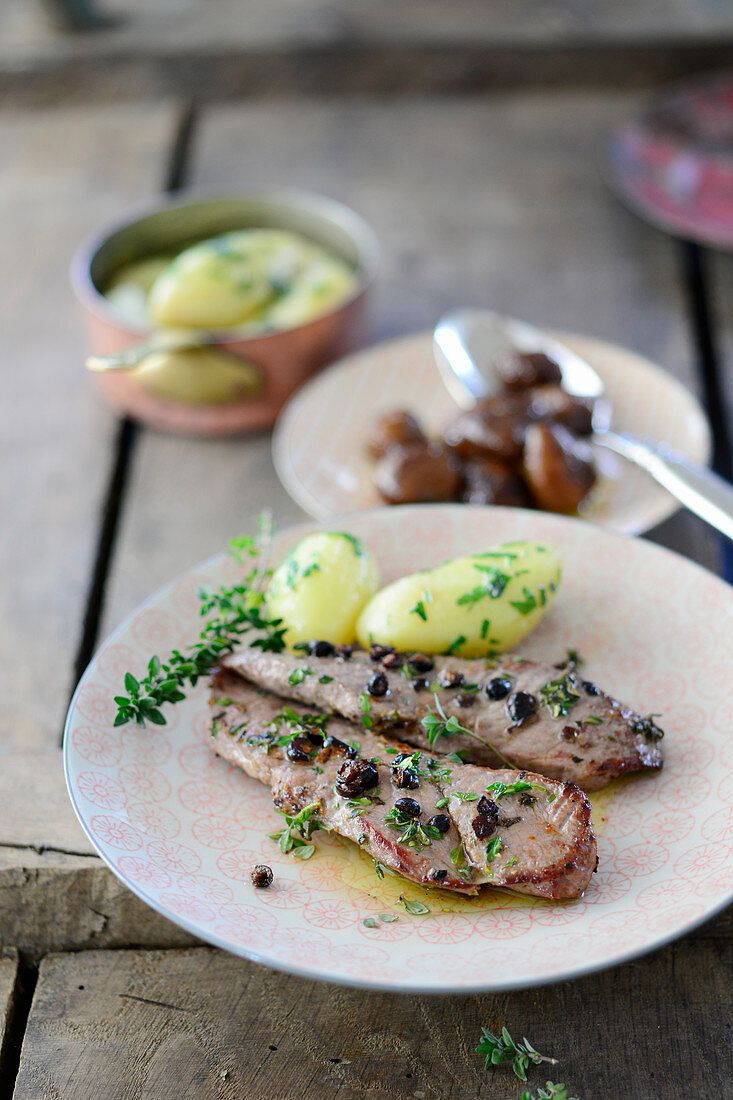 Gebratene Hirschsteaks mit Butterkartoffeln