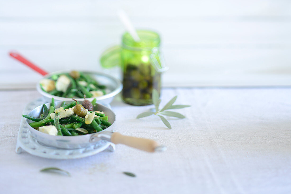 Grüne Bohnen mit Feta und Oliven