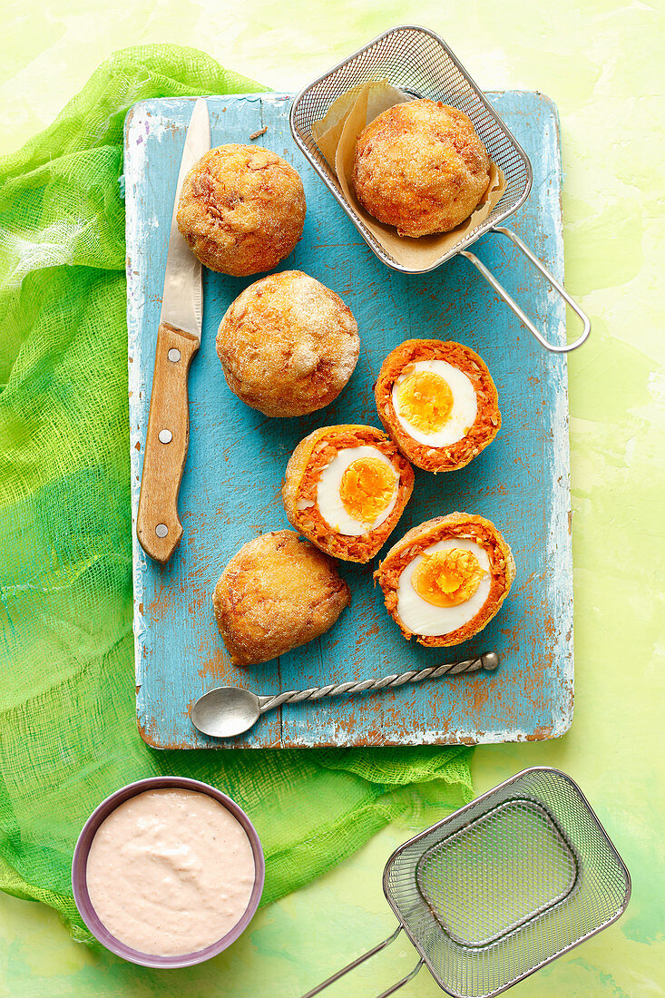 Fried eggs coated with carrots and almonds