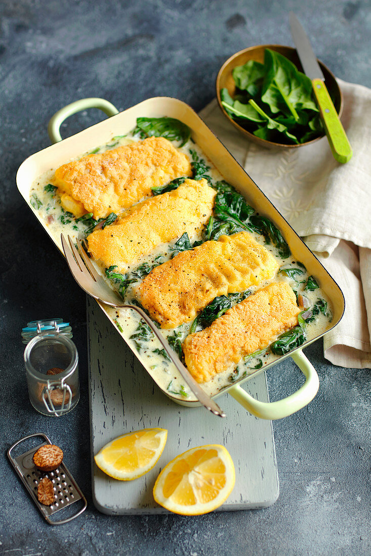 Gratinated fish fillets with spinach and blue cheese