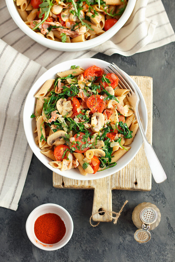 Wholemeal pasta with bacon, mushrooms, tomatoes and rocket