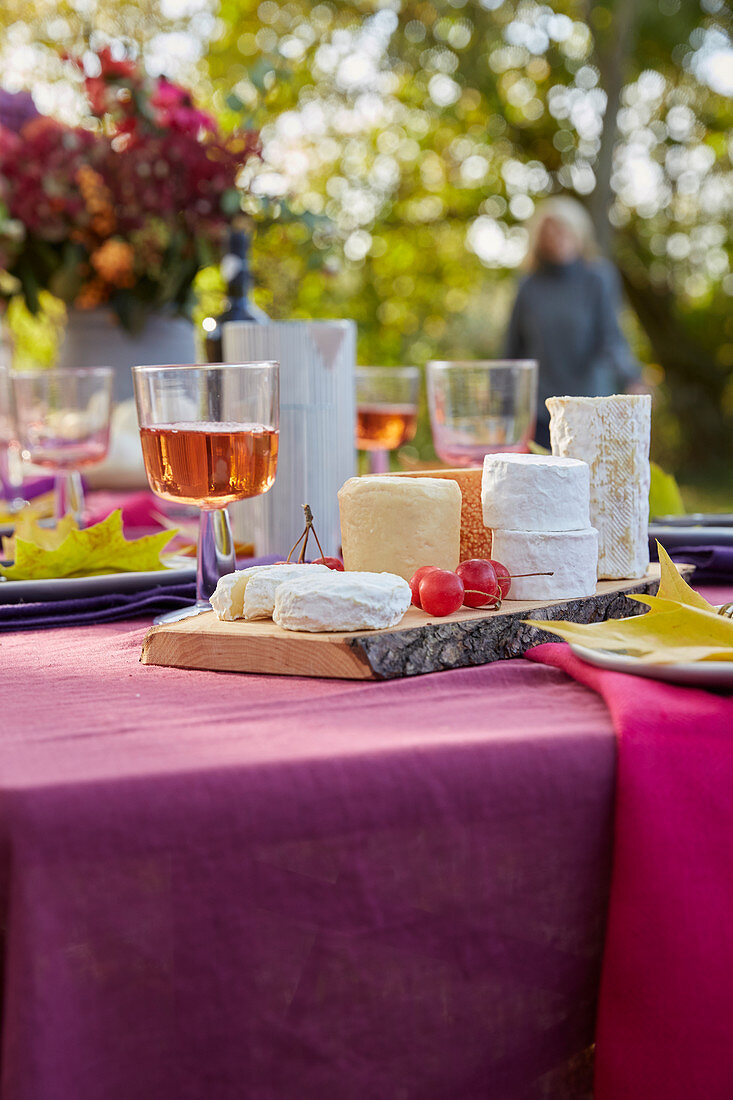 Herbstlicher Tisch mit verschiedenen Käsesorten